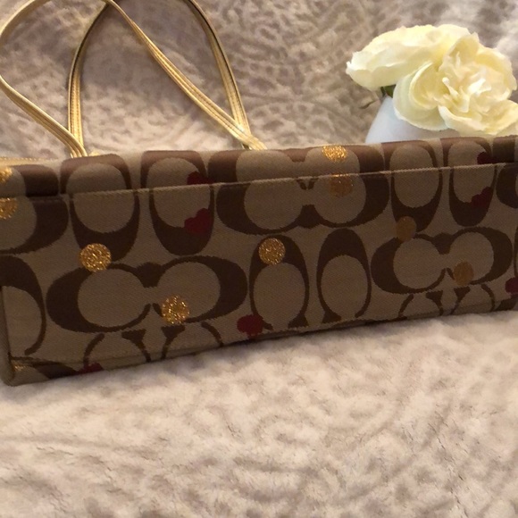Gorgeous Coach red heart gold 15x13x4 rare find bag - Picture 3 of 12
